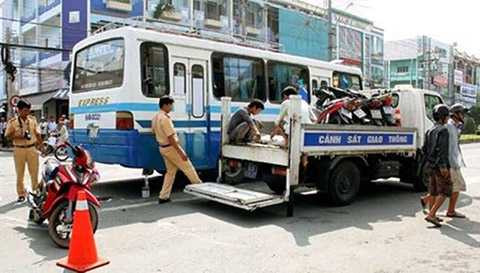 Xe máy va chạm ôtô khách, bé trai 2 tuổi chết thảm, tai nạn giao thông, Vĩnh Long