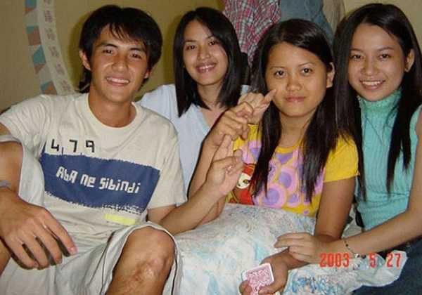 Bộ ba Ông Cao Thắng, Tú Vi (ngồi cạnh Ông Cao Thắng) và Sĩ Thanh (ngoài cùng bên phải) đều nổi tiếng showbiz.