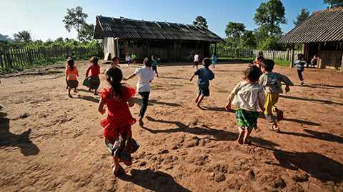Điểm trường thôn H’Mông được dựng giữa rừng nhằm tạo điều kiện cho trẻ mầm non, học sinh lớp 1 và lớp 2 của thôn học chữ