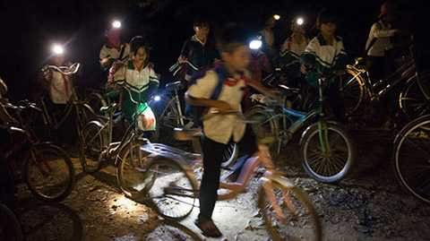 4g15 sáng, học sinh lớp 4 ở thôn H’Mông cùng hẹn tại bìa rừng, rồi cùng đi đến trường