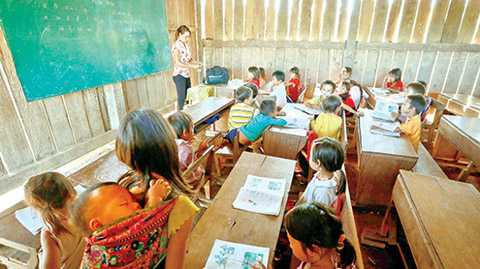 Từ năm 2006, UBND xã Ea Kiết và người dân thôn H’Mông đã xây dựng ba phòng học cho trẻ mẫu giáo, học sinh lớp 1 và lớp 2, cách thôn khoảng 4km đường rừng