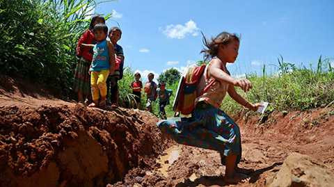 Học sinh lớp 1 ở điểm trường thôn H’Mông “nhảy cóc” qua đường rừng lầy lội