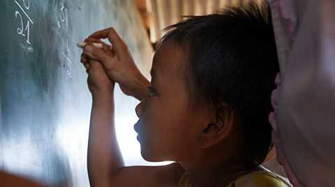 Em Hương, học sinh lớp 2H thuộc điểm trường thôn H’Mông tập làm bài môn toán với sự chỉ dẫn của cô giáo chủ nhiệm Nguyễn Thị Hoa