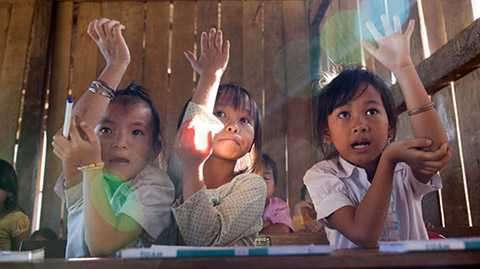 Từ trái qua phải: em Lù Thị Khuyên, Mai Thị Kiều Út và Lù Thị Phan là ba học sinh chăm chỉ và thường xuyên phát biểu nhất của lớp 2H, điểm trường thôn H’Mông