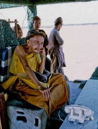 Đạo Dừa Nguyễn Thành Nam trong một lần tiếp khách nước ngoài. Ảnh: Wilbur E. Garrett.