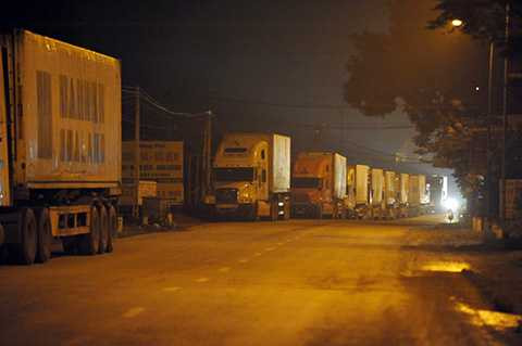 Hàng trăm xe container xếp hàng chờ trên quốc lộ 32, đoạn qua địa phận Hà Nội để qua cầu Trung Hà đi Phú Thọ