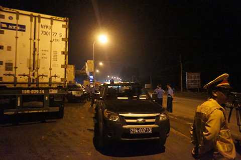 Xe xếp hàng dài để né trạm cân tải trọng được đặt bên kia cầu Trung Hà thuộc địa bàn tỉnh Phú Thọ