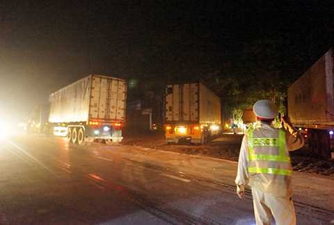 Các xe container dừng đỗ gây mất trật tự an toàn giao thông