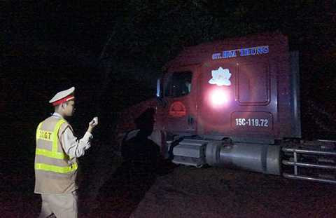 Đội CSGT số 9 đã xử lý 13 trường hợp vi phạm lỗi đỗ xe trái quy định gây ùn tắc giao thông