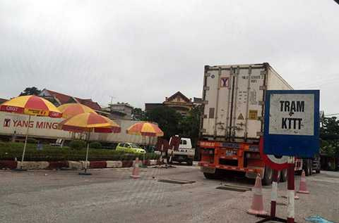  Hàng trên xe đều là hàng đông lạnh, tạm nhập tái xuất