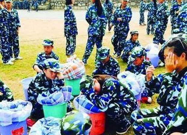 Hình phạt sinh viên Trung Quốc quấn chăn gây tranh cãi