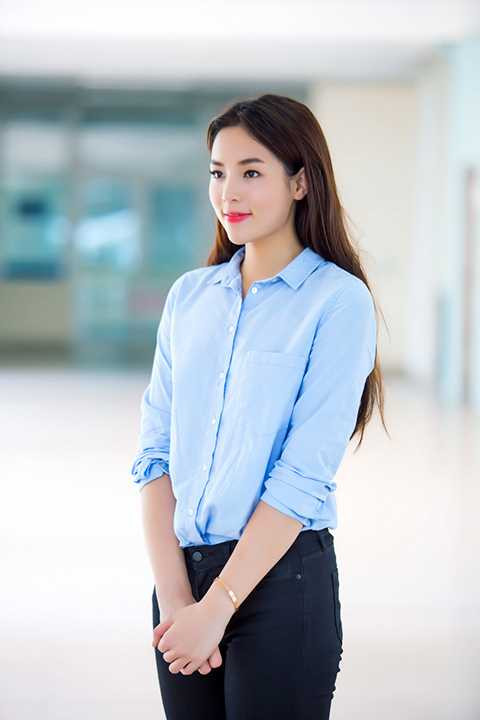 Hoa hậu xuất hiện tại sự kiện với bộ trang phục hết sức giản dị, nhưng vẫn toát lên được vẻ đẹp và sự quyến rũ của mình.