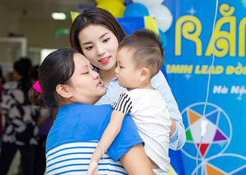 Cô đã ý thức được trách nhiệm và vai trò của mình đối với cộng đồng khi nhiệt tình tham gia các hoạt động <a href='https://vtcnews.vn/xa-hoi.2.0.html' >xã hội</a> và công tác từ thiện trong thời gian qua. 