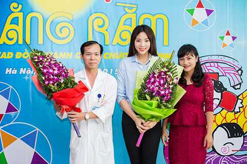 Hoa hậu chụp ảnh kỷ niệm cùng ban tổ chức và các bác sĩ của bệnh viện K.