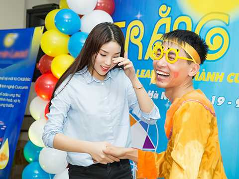 Xúc động trước tình cảm của các em nhỏ dành cho cô, hoa hậu đã rơi nước mắt khi kết thúc chương trình.