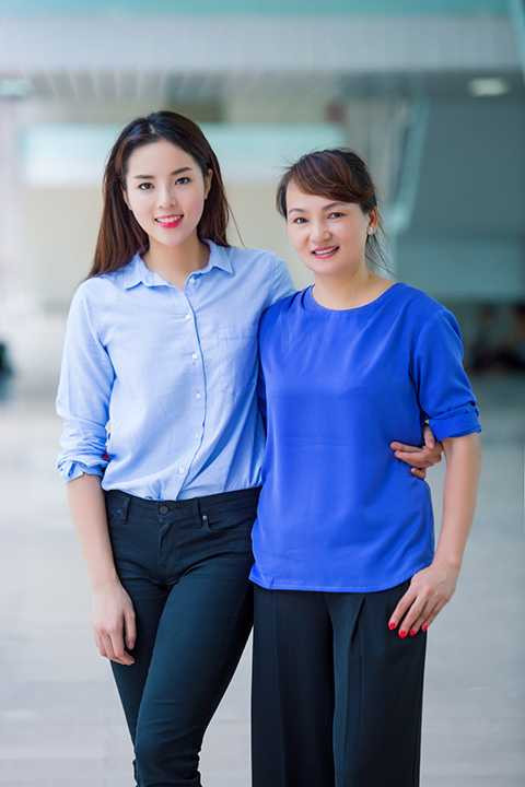 Mẹ của hoa hậu Kỳ Duyên luôn đồng hành cùng con gái trong các chuyến từ thiện. (Ảnh: Như Hoàn)