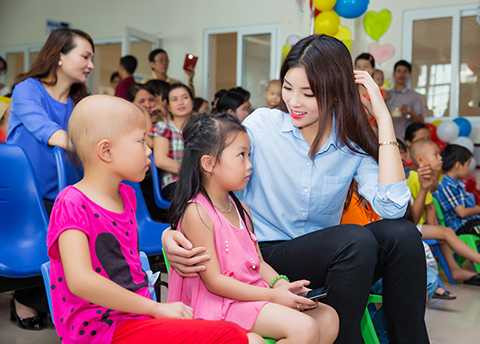 Cùng đồng cảm với các em nhỏ mắc bệnh ung thư không có được cái tết Trung thu bình thường như các bạn khác, hoa hậu Kỳ Duyên mong muốn mang đến cho các em nhỏ đang điều trị tại đây một cái tết Trung thu rộn ràng mà ấm áp tình thương như bao em nhỏ khác. 