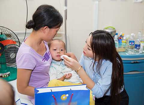 Hoa hậu Kỳ Duyên cùng mẹ của mình đã tới tận giường bệnh của từng em nhỏ để tặng quà và chia sẻ hoàn cảnh của những em nhỏ đang mang trong mình căn bệnh quái ác. 