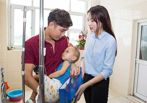 Kỳ Duyên vô cùng xúc động khi nhìn thấy các em nhỏ ngây thơ đang phải từng ngày chiến đấu với bệnh tật.
