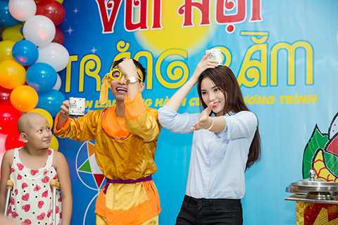 Cô đã nhiệt tình tham gia các trò chơi và khuấy động chương trình cùng nam MC hài hước.