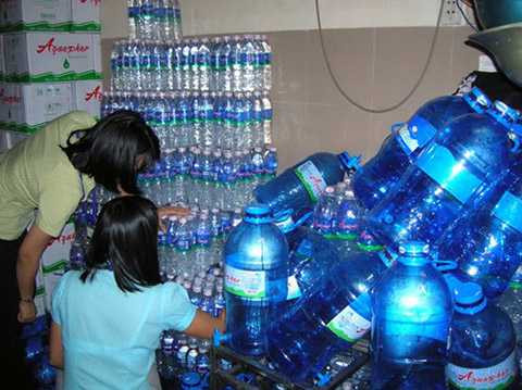 Kiểm tra một cơ sở nước đóng bình nhiễm bẩn Kiểm tra một cơ sở nước đóng bình nhiễm bẩn