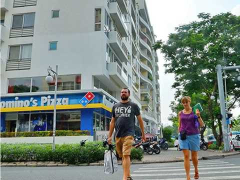 Nhiều vướng mắc cần sớm tháo gỡ để người nước ngoài mua nhà tại Việt Nam dễ dàng hơn. Trong ảnh: Người nước ngoài tại khu đô thị Phú Mỹ Hưng (quận 7, TP HCM) Ảnh: TẤN THẠNH