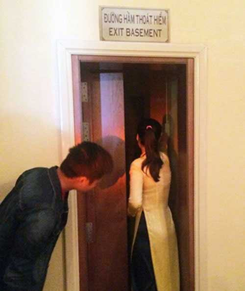 Cửa đường hầm thoát hiểm trong phòng ngủ của Tổng thống Việt Nam Cộng hòa Ngô Đình Diệm. Cửa đường hầm thoát hiểm trong phòng ngủ của Tổng thống Việt Nam Cộng hòa Ngô Đình Diệm.