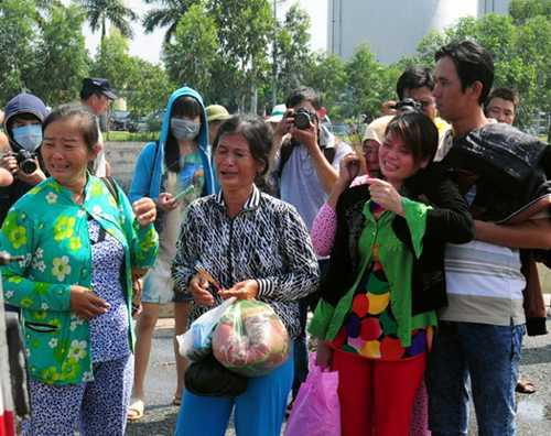 Những thân nhân khóc ngất khi nhận thi thể các ngư dân xấu số Những thân nhân khóc ngất khi nhận thi thể các ngư dân xấu số