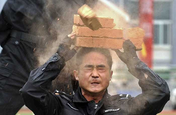 Lực lượng đặc biệt Trung Quốc thậm chí còn sử dụng đầu của mình để làm giá đỡ 