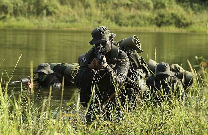 Các chiến sĩ Colombia học ngụy trang bản thân theo môi trường xung quanh để tiếp cận kẻ thù