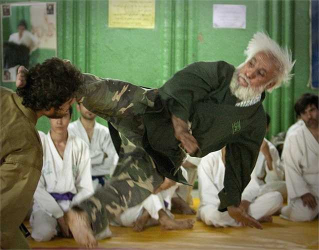 Còn quân đội Iran được huấn luyện rất nhiều về võ thuật 
