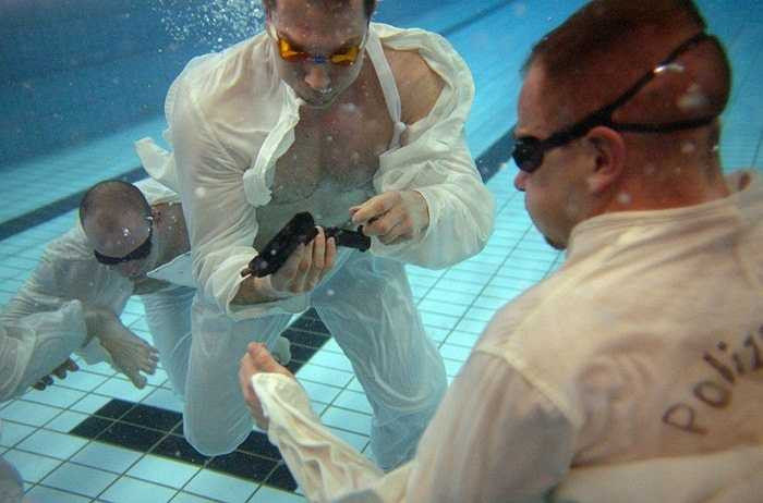 Còn lực lượng đặc biệt của Đức phải học cách nín thở dưới nước để tháo lắp súng