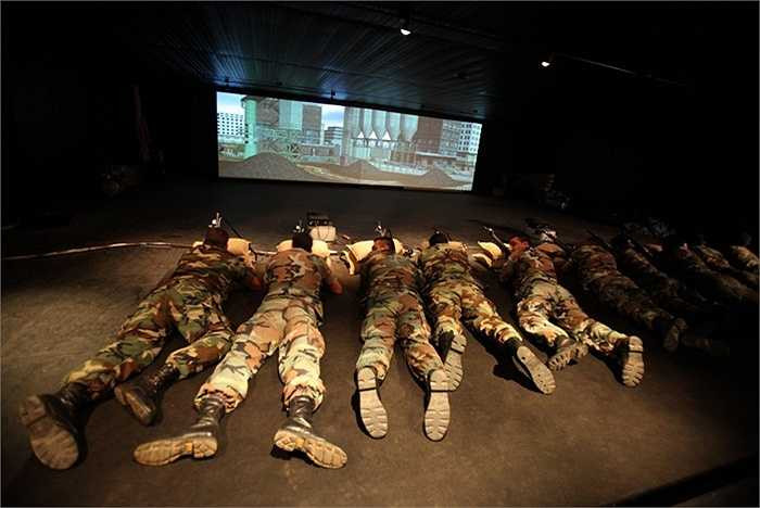 Tuy nhiên, không phải ở đâu quân đội cũng phải khổ luyện ngoài thao trường. Điển hình là quân đội Lebanon khi họ sử dụng game thực tế ảo để luyện tập khả năng bắn tỉa