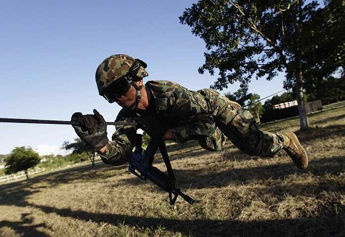 Còn Hải quân Mexico thì phải bò được trên một thành kim loại rất nhỏ mà không bị rơi xuống