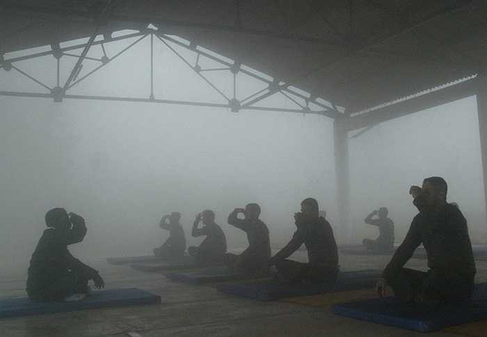 Một tiểu đội chiến sĩ của Ấn Độ trong buổi tập Yoga tại thành phố Luchnow đầy sương mù 