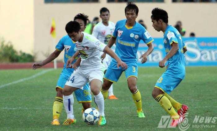 Công Phượng tiếp tục chơi mờ nhạt tại Nha Trang Công Phượng tiếp tục chơi mờ nhạt tại Nha Trang