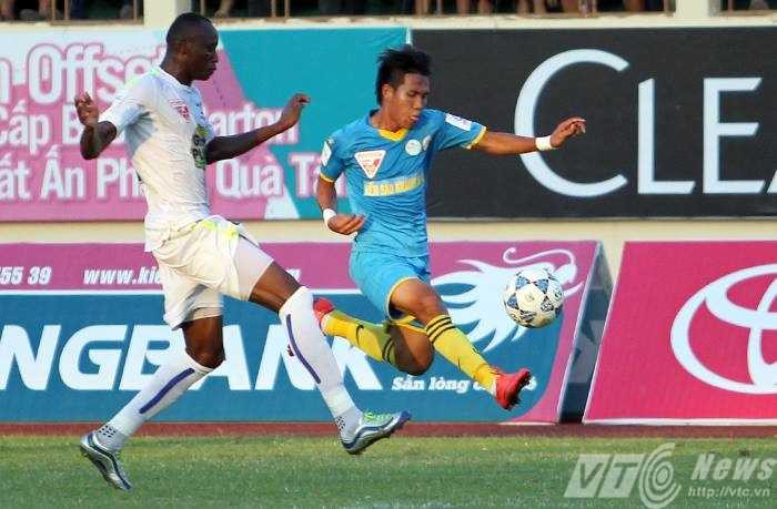 Tuyến giữa HAGL chơi khá lép vế ở trận này Tuyến giữa HAGL chơi khá lép vế ở trận này