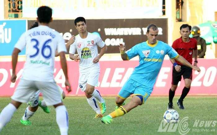 S.Khánh Hòa là đội chơi tốt hơn trong những phút đầu tiên S.Khánh Hòa là đội chơi tốt hơn trong những phút đầu tiên