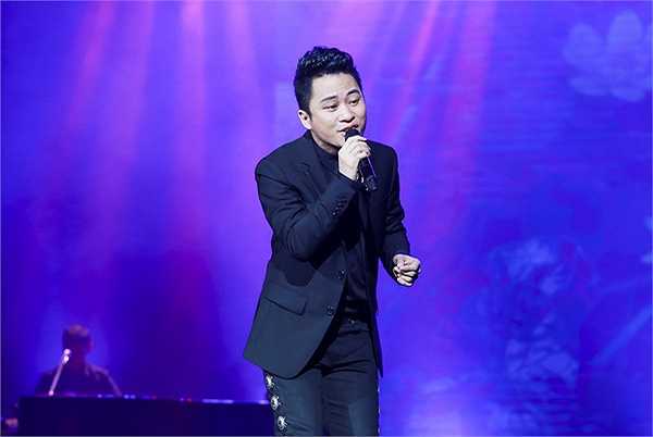 Điều đó giống như lời khẳng định về con đường tu mà chị chia sẻ với báo giới lâu nay. Trên sân khấu 'Đường xưa', Bảo Yến thực sự như một nữ hoàng, lộng lẫy từ cách phục trang rực rỡ đến giọng hát không một chút thay đổi theo thời gian, thậm chí ngày càng đắm say hơn, cháy bỏng hơn