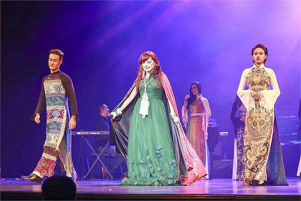 Tuy nhiên, khán giả nhìn thấy tình cảm của anh trong cái nắm tay thật chặt với nhạc sĩ Nguyễn Ánh 9. Cái nắm tay ấy, như sự biết ơn nhạc sĩ Nguyễn Ánh 9 đã giãi bày giùm cho mình những điều muốn nói, như lời cảm tạ chân thành người nhạc sĩ đã âm thầm ủng hộ mình