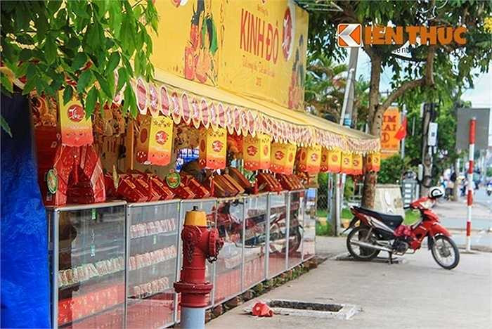 Ghi nhận thực tế tại các tuyến đường của các quận/huyện trên địa bàn TP HCM như Q. Thủ Đức, Q.9, Q.3, Q.5, Q.6,Q.10, Q. Bình Thạnh...và dọc các tuyến đường lớn của tỉnh Bình Dương, nhiều điểm bán bánh trung thu của các hãng nổi tiếng đã treo bảng giảm giá từ 30 - 50% hoặc các chương trình khuyến mãi kh