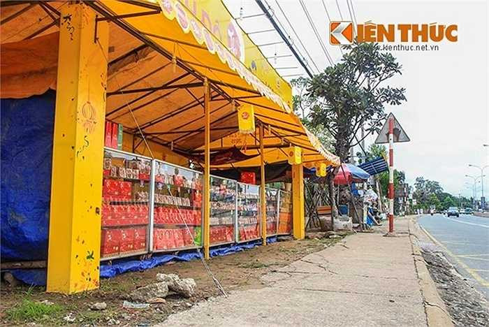  Một quầy bánh trên đường Phan Văn Trị (quận Bình Thạnh, TP HCM) đã bắt đầu treo bảng khuyến mãi mua 1 tặng một. 'Thời điểm này các năm trước, chúng tôi bán được gần 10 triệu đồng/ngày. Thế nhưng năm nay sức bán rất yếu, có khi cả ngày chỉ bán được 1 hộp bánh', chủ quầy bánh than thở. 