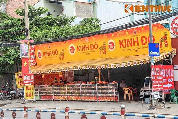 chủ một đại lý bánh trung thu trên quốc lộ 13 (Bình Dương) biết, năm nay chị thuê 5 nhân viên để bán hàng nhưng cả ngày không bán nổi 3 hộp bánh khiến chị phải tìm cách giảm giá mạnh nhằm để lấy tiền trả tiền công cho nhân viên mỗi người 100.000 đồng/ngày. 