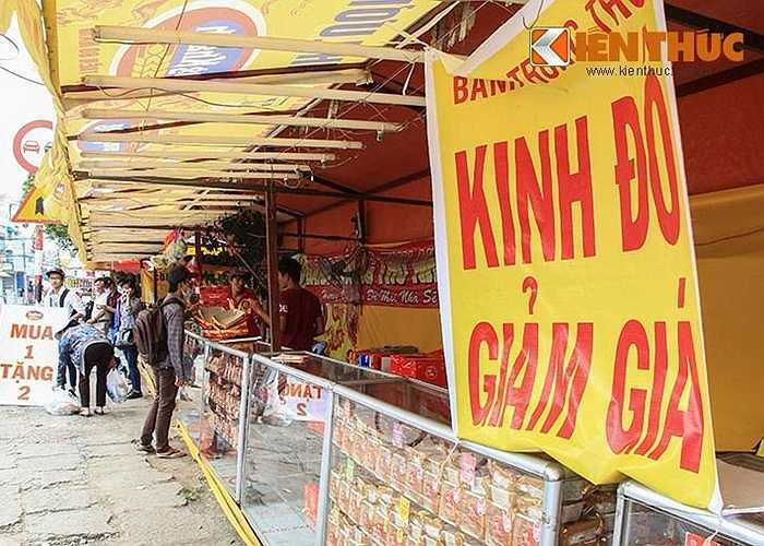 Thậm chí, tại một số quầy đã đưa ra chương trình giảm giá khủng, mua 1 tặng 2. Nhưng lượng khách đến mua vẫn rất thưa thớt. 