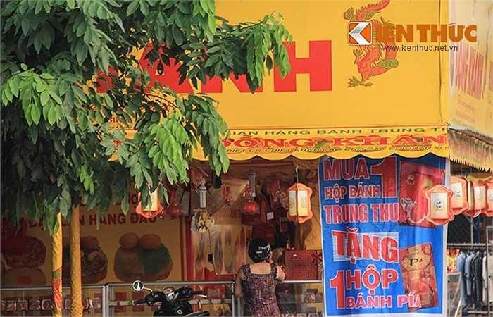 Có cửa hàng còn trưng cả bánh pía ra để tặng kèm khách mua bánh Trung thu. 