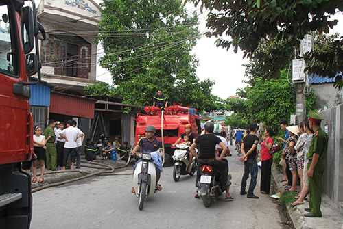 Lực lượng chức năng đã kịp thời dập lửa, đưa nạn nhân đi cấp cứu và tiến hành điều tra làm rõ nguyên nhân vụ cháy