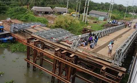 Cầu bị tháo dỡ một nửa, nơi xe máy lao xuống sông - Ảnh: Hoàng Phương Cầu bị tháo dỡ một nửa, nơi xe máy lao xuống sông - Ảnh: Hoàng Phương