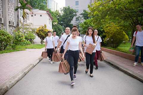 Nữ ca sĩ diện trang phục giản dị khi tham gia các hoạt động từ thiện.