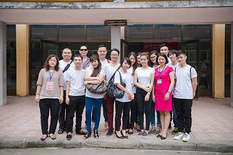 Ca sĩ Hoàng Thùy Linh cùng các thành viên trong FC đã tận tay gửi những món quà Trung thu đến các em nhỏ trong bệnh viện với mong muốn gửi đến các em một mùa Trung thu đủ đầy, ấm áp. Nữ ca sĩ họ Hoàng đã trò chuyện với các bé về những ước mơ, đặc biệt có em bé mắc bệnh ung thư vòm họng cũng chia sẻ ước mơ muốn được trở thành ca sĩ trong tương lai. 