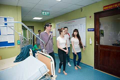 Khác với những hình ảnh nóng bỏng, sexy khi trình diễn trên sân khấu, Hoàng Thùy Linh ngoài đời lại là cô gái rất vui vẻ và hòa đồng với mọi người.